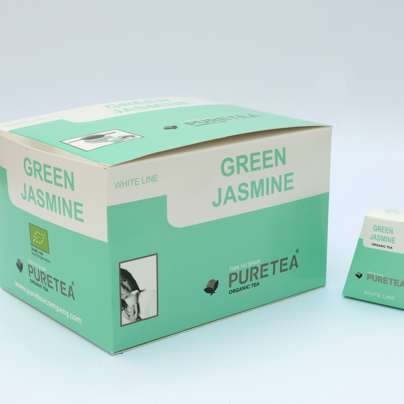 Pure Tea Green Jasmin is een biologische groene thee de zachte, ronde smaak van de jasmijnbloesem en de licht pittige smaak van groene thee bij elkaar.