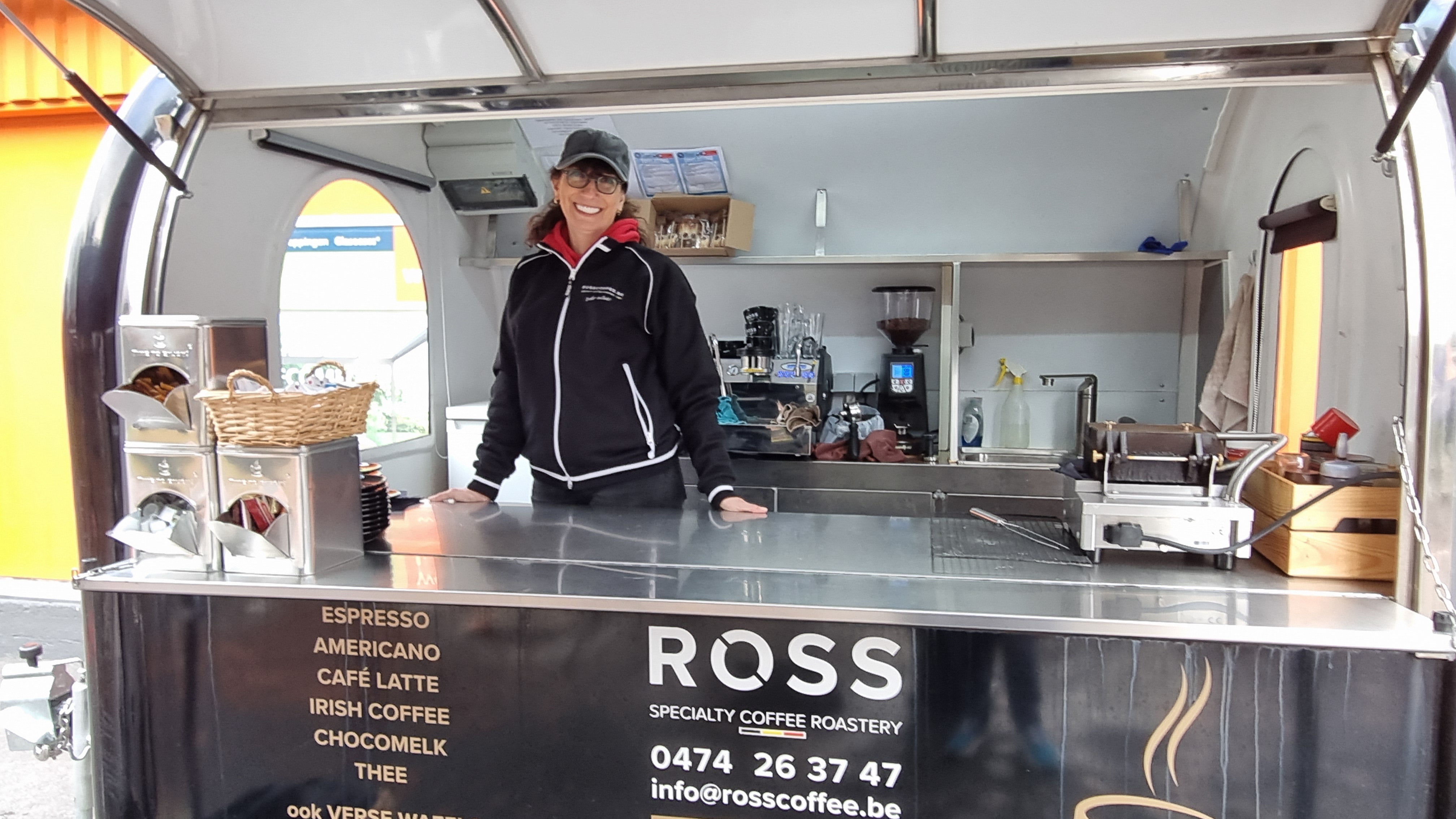 Mobiele koffiebar van ROSS Coffee met professionele barista, specialty coffee, latte art, versgebakken wafels en hartige croques op evenementen