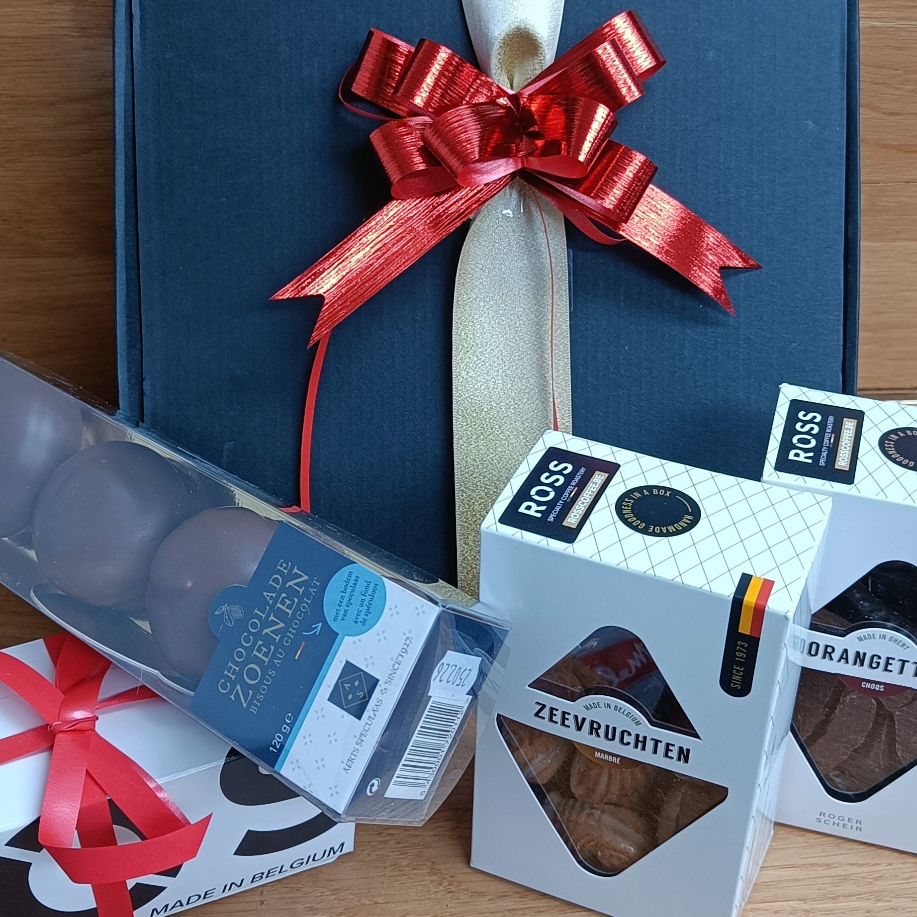 Chocoladegeschenkpakket – ROSS Coffee cadeau met Belgische pralines, orangettes, chocoladezoenen en zeevruchten, luxueus verpakt.