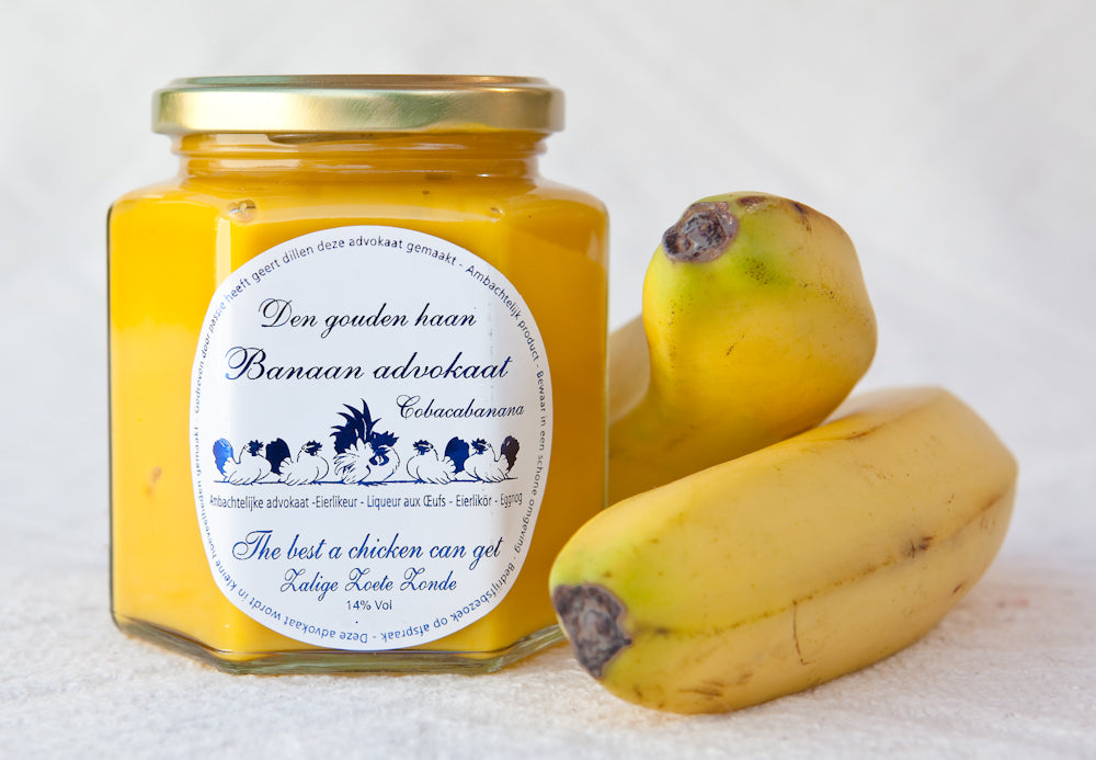 Ambachtelijke advokaat, hip, trendy en lekkerder doordat het bijzondere productieproces, dat dateert van de 18de eeuw, opgewaardeerd is en een zacht en smeuïg karakter creëert, met behoud van kwaliteit. Een topdessertje. Banaan advokaat 400g. Een volle diepe smaak met fluwelen nasmaak van banaan.