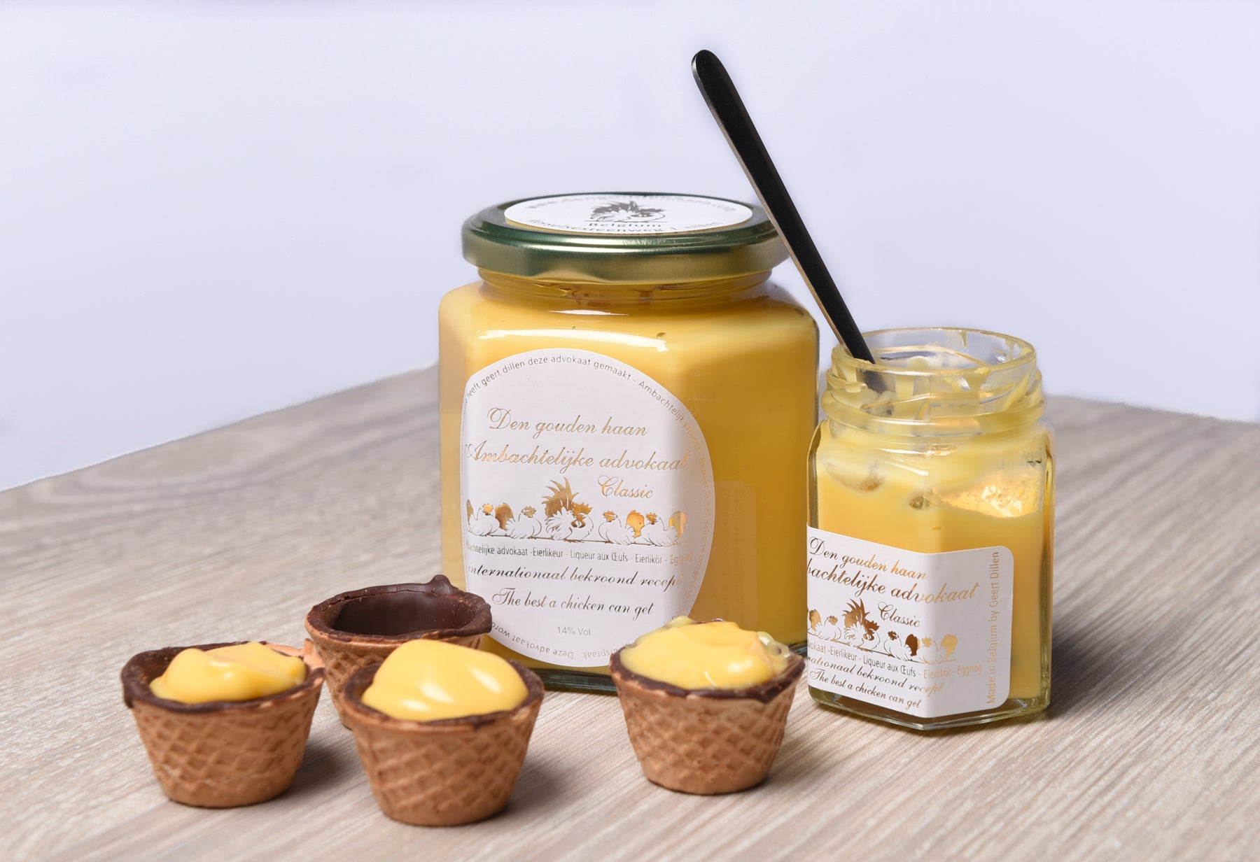 Ambachtelijke advokaat, hip, trendy en lekkerder doordat het bijzondere productieproces, dat dateert van de 18de eeuw, opgewaardeerd is en een zacht en smeuïg karakter creëert, met behoud van kwaliteit. Een topdessertje. Classic advokaat 400g De klassieker en populairste smaak die altijd van pas komt.