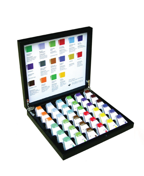 Stijlvolle zwarte theekist met 36 vakken. Perfect voor horeca of als luxegeschenk. Vul met 16 Pure Tea White Line smaken.
