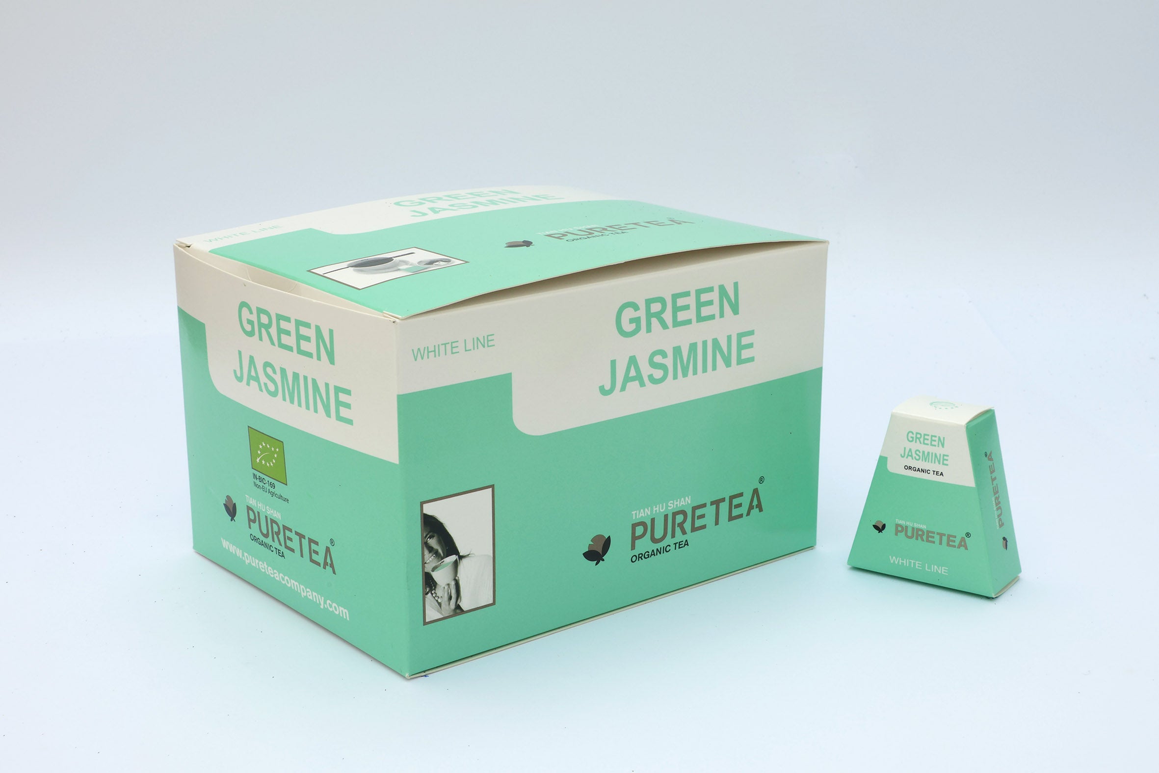 Pure Tea Green Jasmin is een biologische groene thee de zachte, ronde smaak van de jasmijnbloesem en de licht pittige smaak van groene thee bij elkaar.