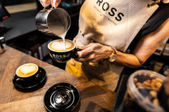 Genieten van latte art bij ROSS Coffe in De Vleeshalle