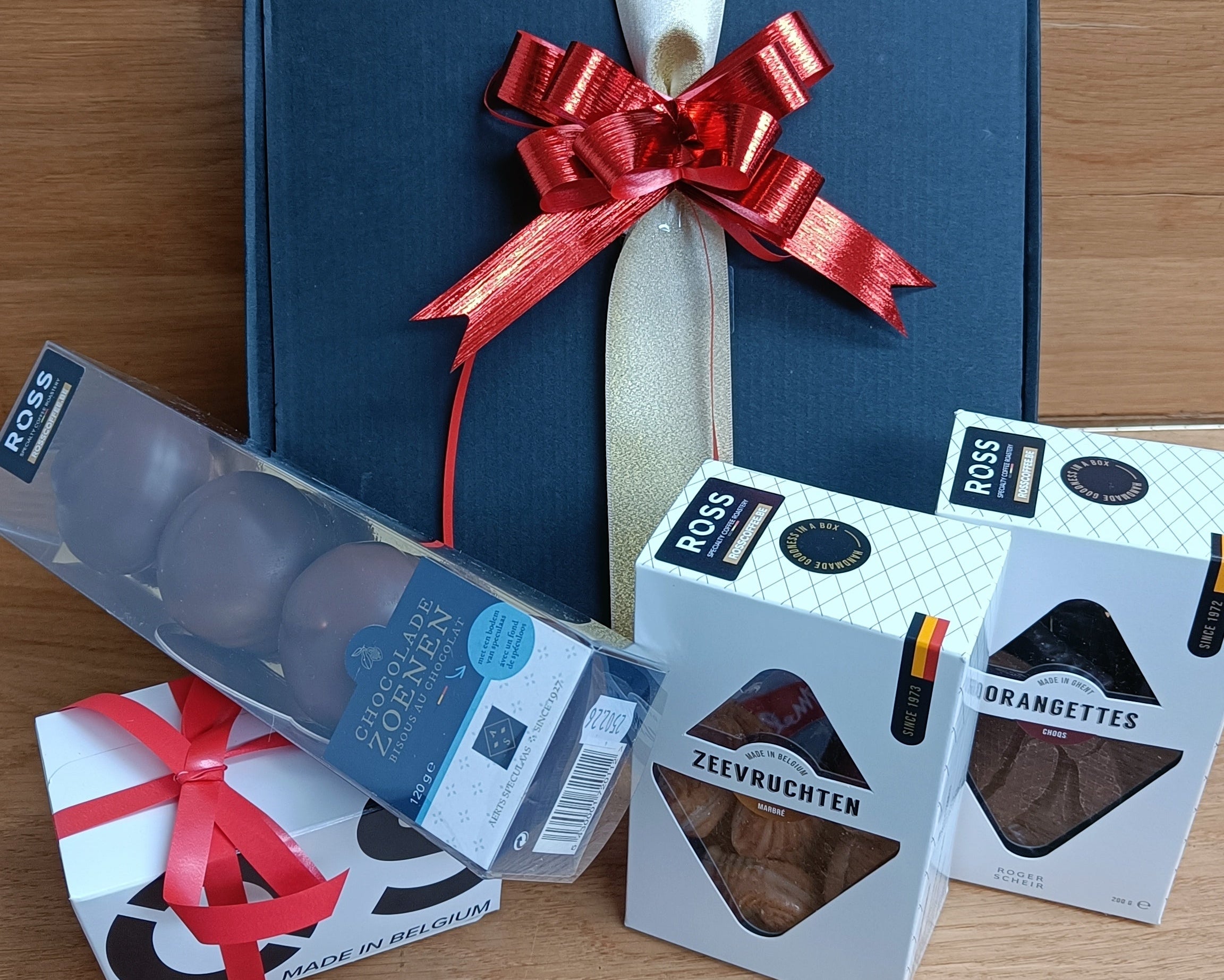 Chocoladegeschenkpakket – ROSS Coffee cadeau met Belgische pralines, orangettes, chocoladezoenen en zeevruchten, luxueus verpakt.