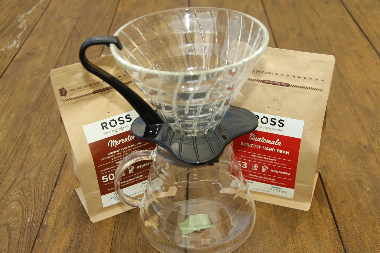 Slow Coffee geschenkpakket – Hario V60 dripper en glazen koffieserver met ambachtelijk geroosterde ROSS 100% Arabica koffiebonen.